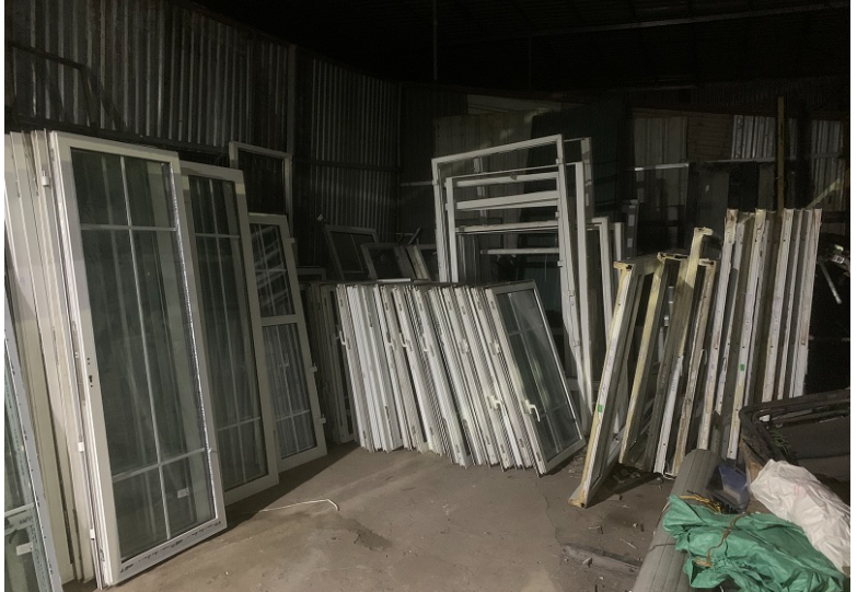 Vì sao nên thu mua vách nhôm kính cũ thay vì bỏ phế?